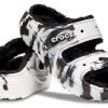 Crocs Classic Cozzzy Marbled Sandalen “Zwart Wit” 207907