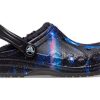 Crocs (GS) Baya gevoerde Fuzzy-Strap Galaxy klompen “Black Multi” 207654-0C4