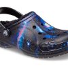 Crocs (GS) Baya gevoerde Fuzzy-Strap Galaxy klompen “Black Multi” 207654-0C4