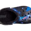 Crocs (GS) Baya gevoerde Fuzzy-Strap Galaxy klompen “Black Multi” 207654-0C4