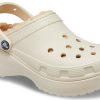 Crocs (WMNS) Klassieke platform gevoerde klomp “Bone” 207938-2Y2