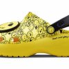 Crocs (WMNS) X Smiley Classic Clog Dikke Zool Smiling Face Clouds Sandalen Geel Zwart 207233-90H