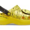 Crocs (WMNS) X Smiley Classic Clog Dikke Zool Smiling Face Clouds Sandalen Geel Zwart 207233-90H