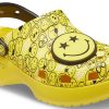 Crocs (WMNS) X Smiley Classic Clog Dikke Zool Smiling Face Clouds Sandalen Geel Zwart 207233-90H
