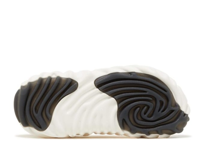 Salehe Bembury x Pollex Clog “Draagtestmonster” Exclusief voor de Paris Fashion Week